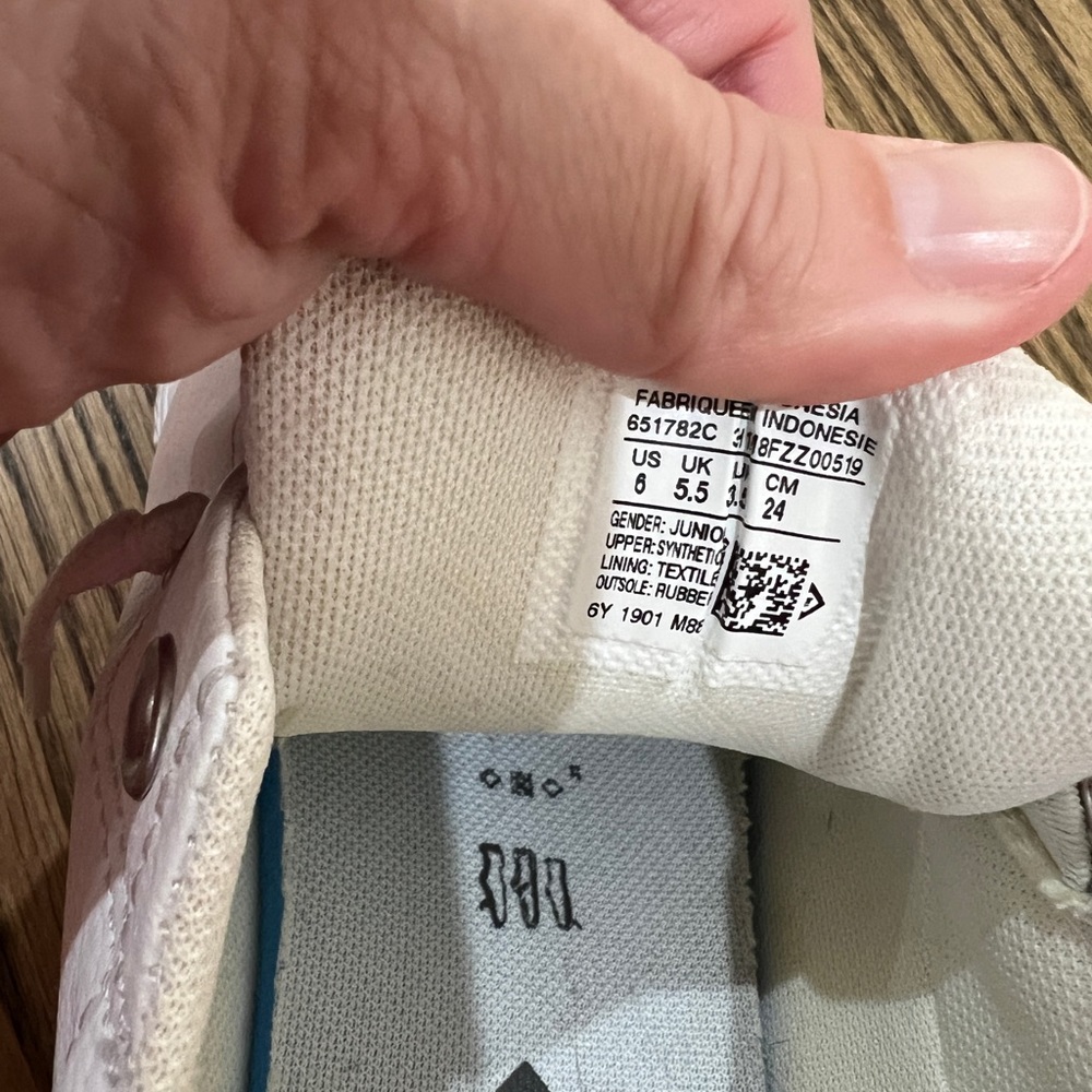 White converse men’s 6/women’s 8